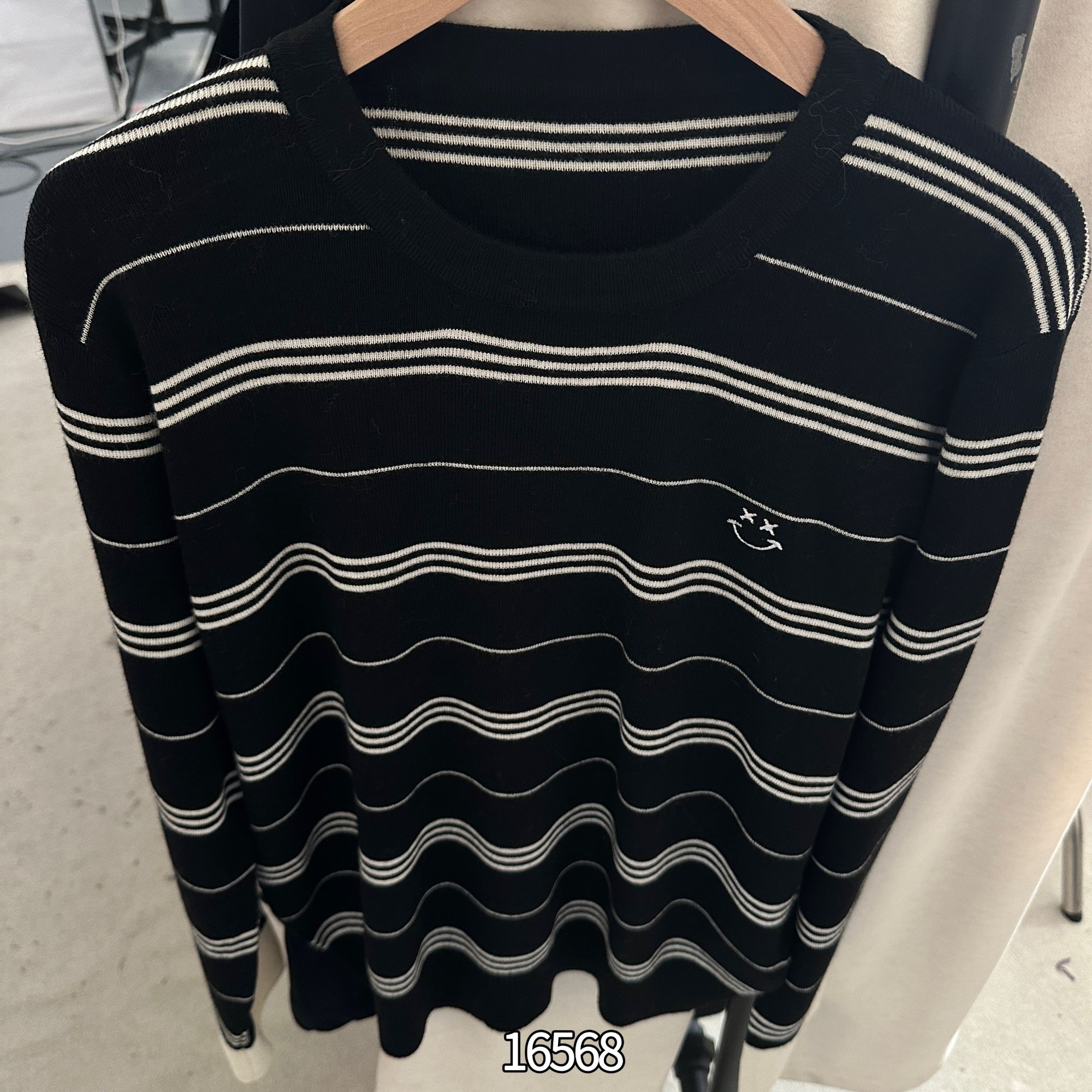 16568（部分无水洗唛，介意慎拍）WANGDAN新款手袖撞色笑脸针织衫