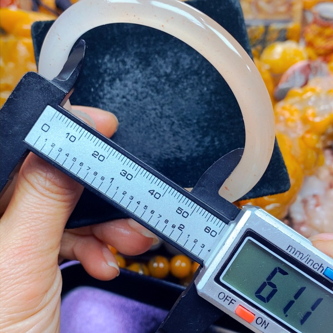 未镶嵌石英质玉（黄龙玉）颈饰