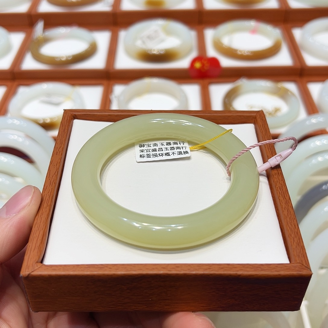 和田玉手镯未镶嵌e**o黄口