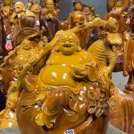 不***易香樟木雕刻人物摆件