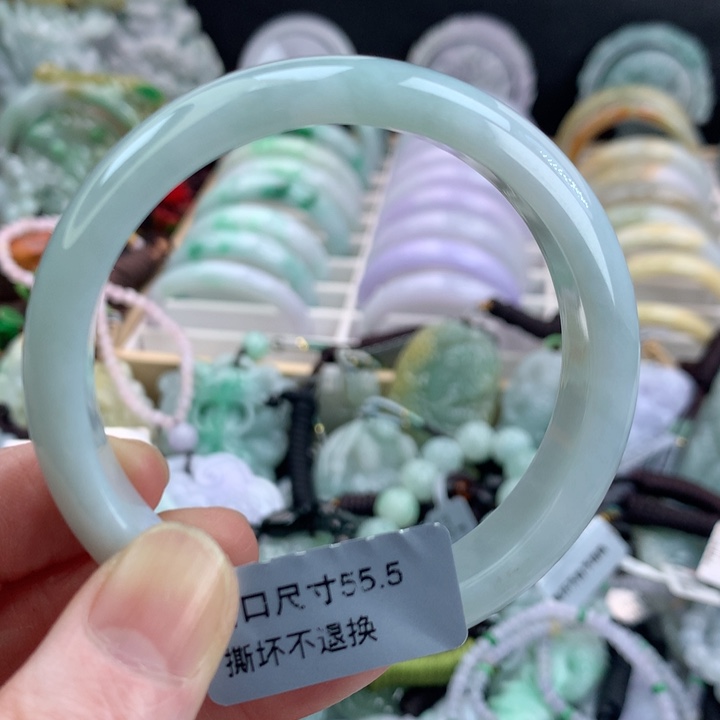 翡翠手镯未镶嵌吊坠
