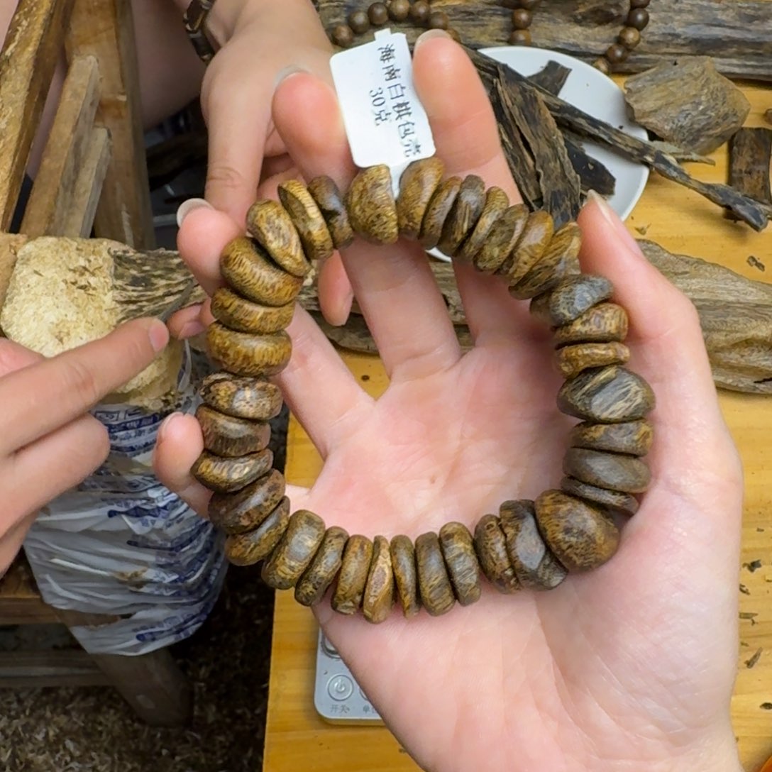 沉香手串白棋留疤30克
