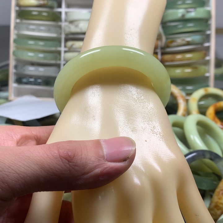 蛇纹石玉手镯未镶嵌秦***