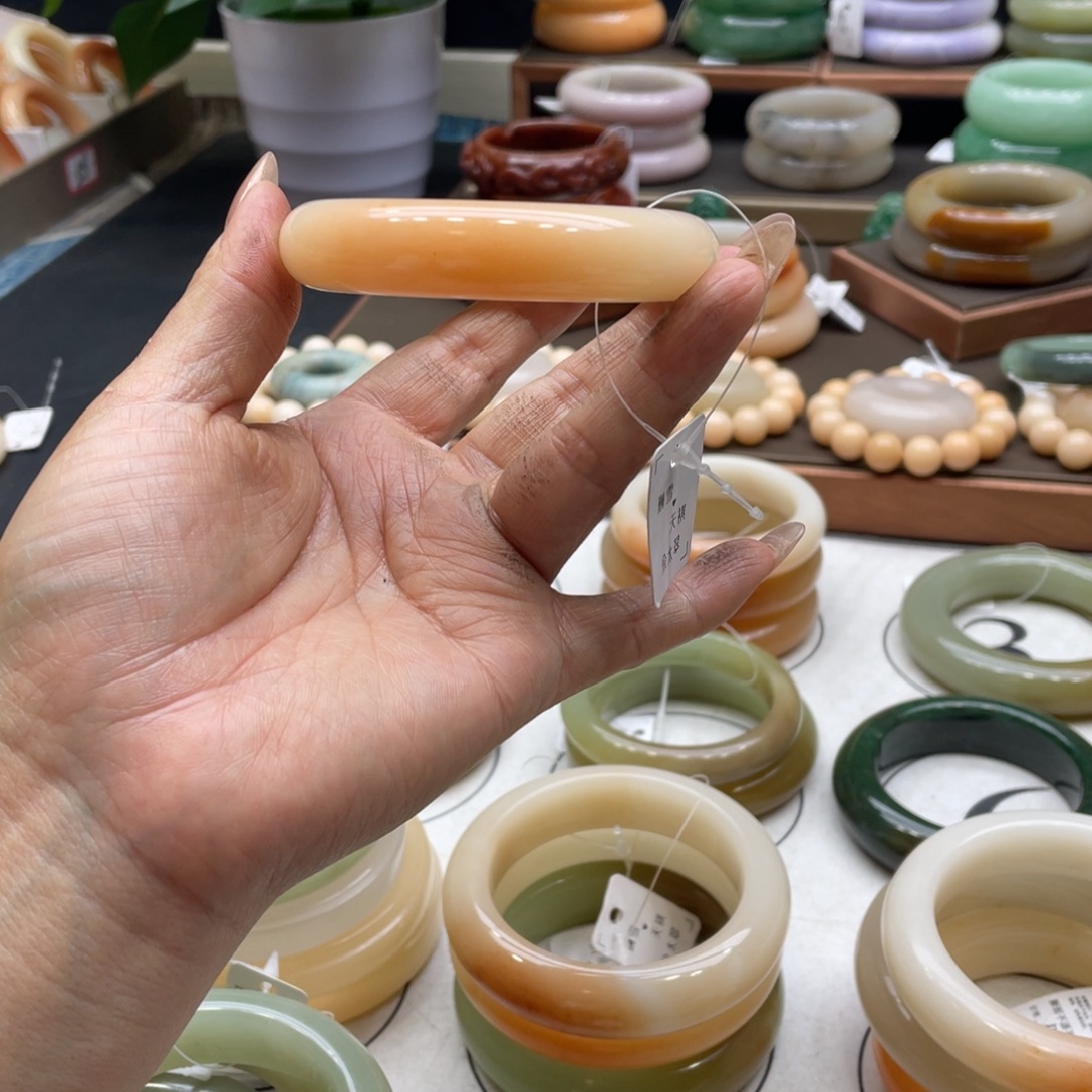 漠***”石英岩玉未镶嵌手镯