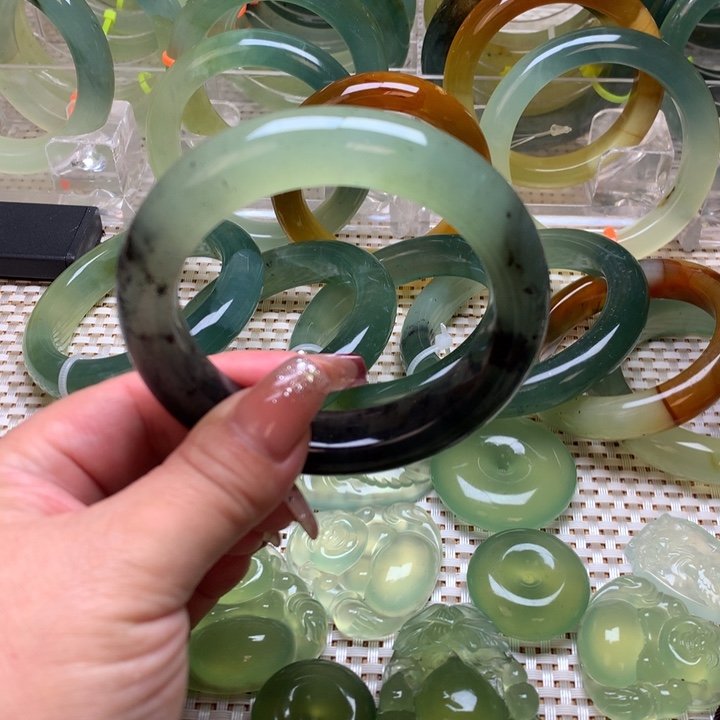 蛇纹石玉手镯58圈口微瑕未镶嵌