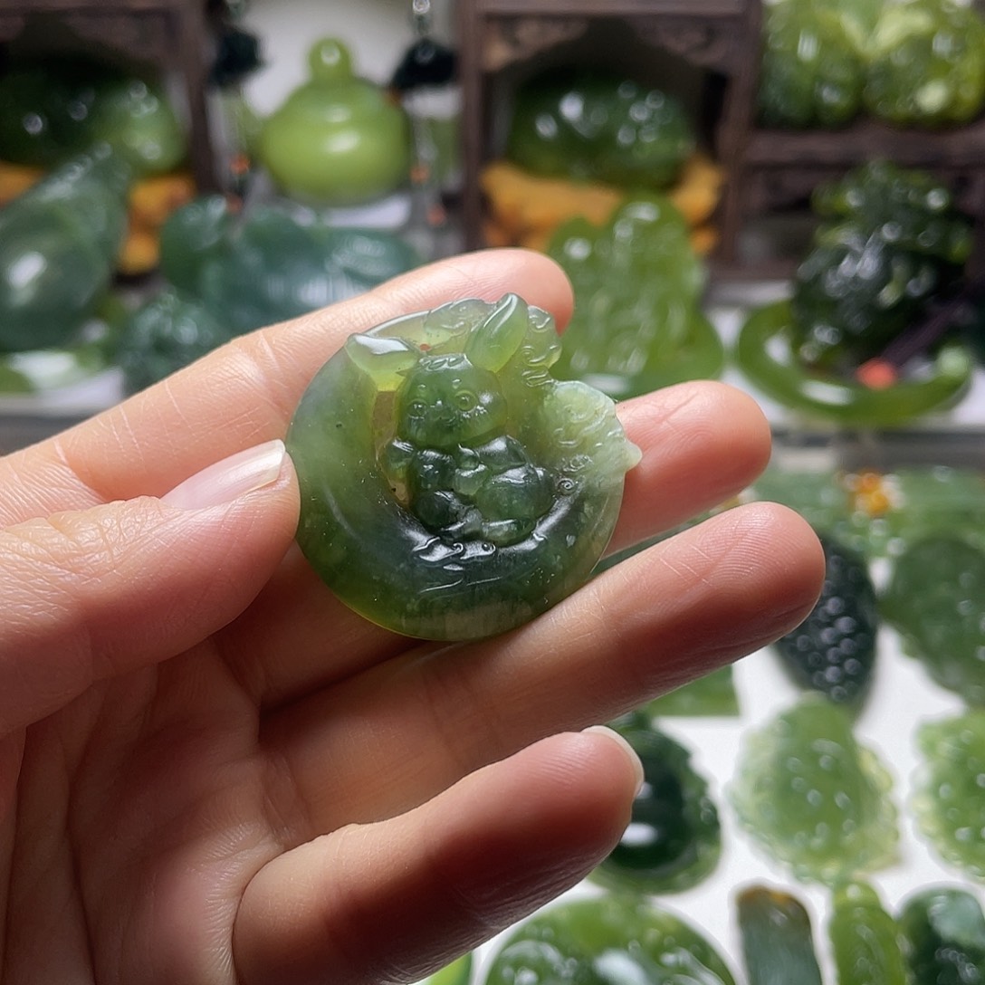 蛇纹石玉未镶嵌颈饰