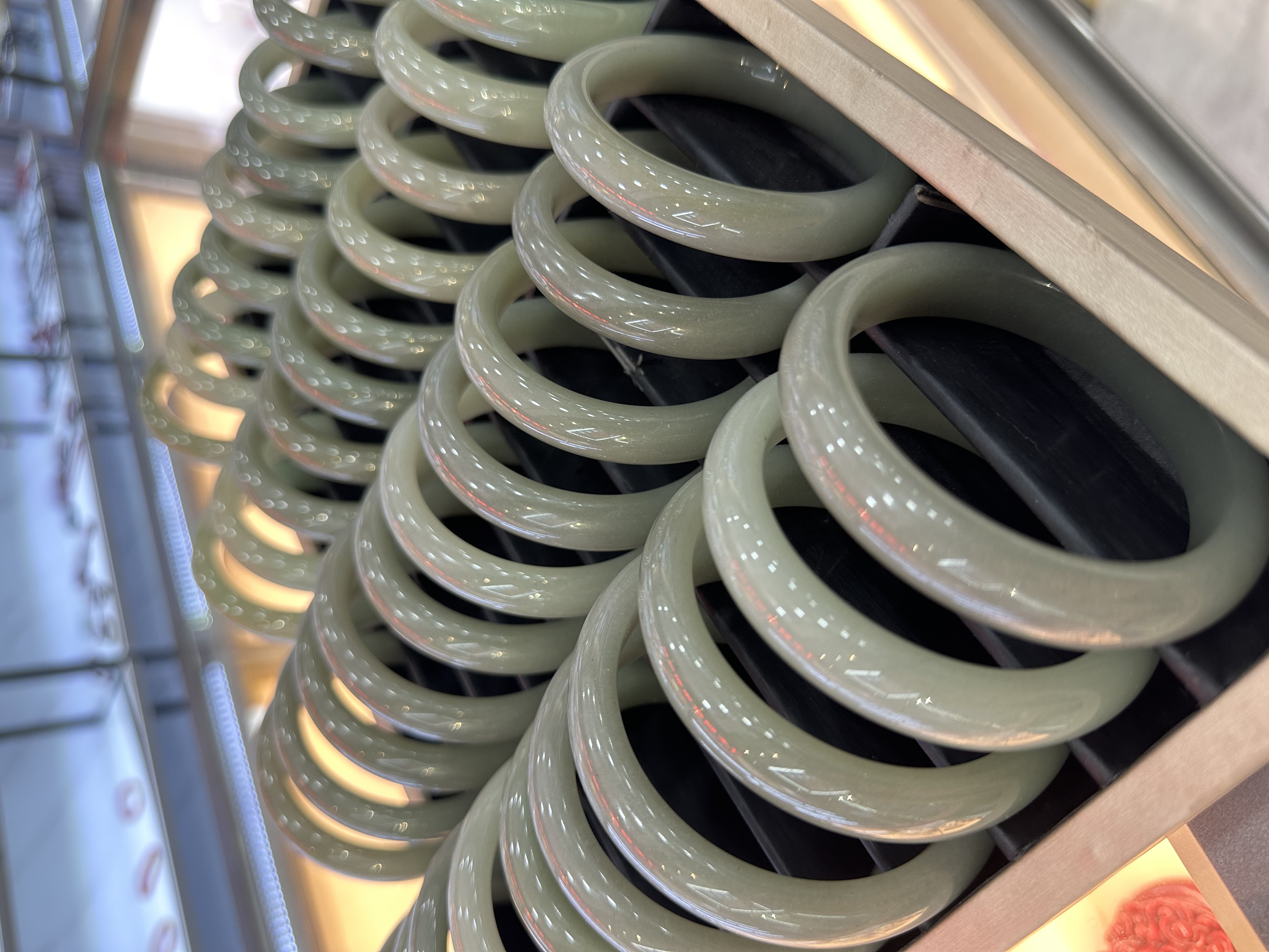 东陵玉湖水绿钢板料手镯【多样性发货.拍一发其一】