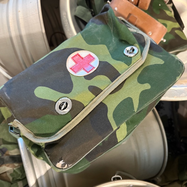 正品清仓老式挎包卫生包