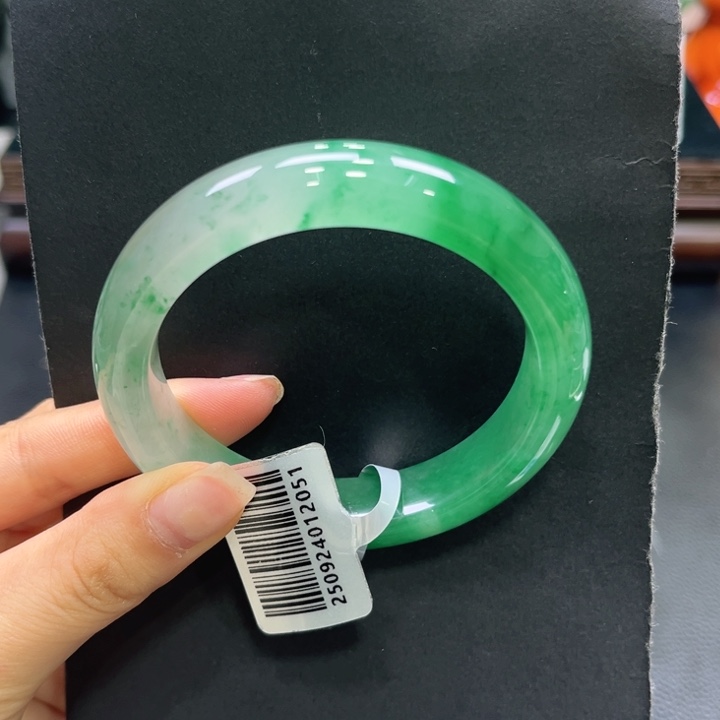 石英质玉（非洲翠）未镶嵌手镯