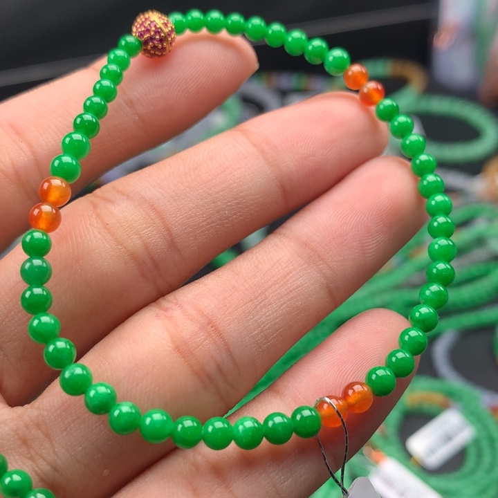 翡翠手镯未镶嵌卡