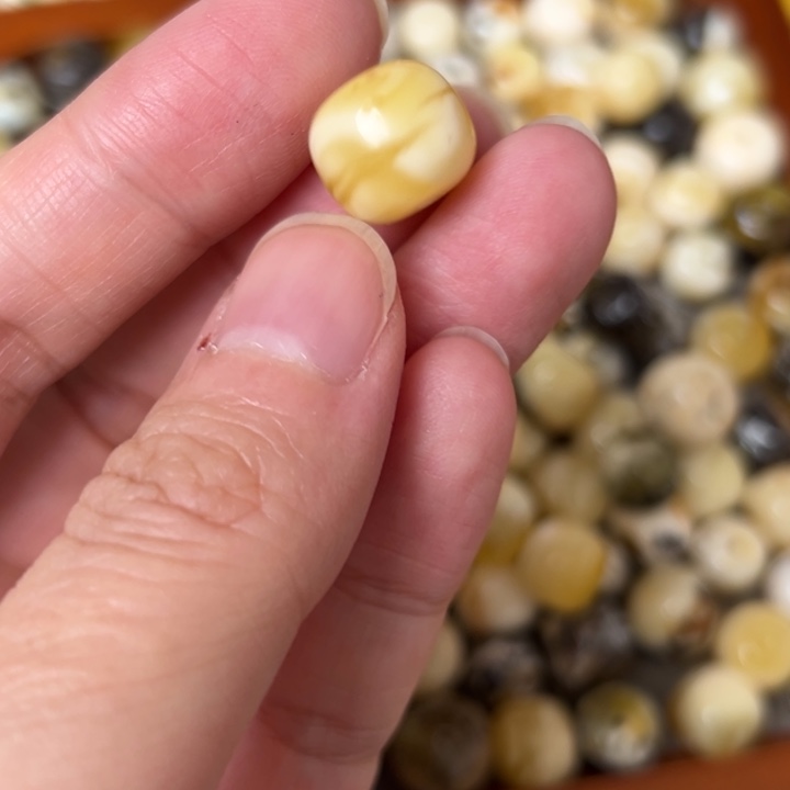 北***心蜜蜡未镶嵌裸石12.3mm一个