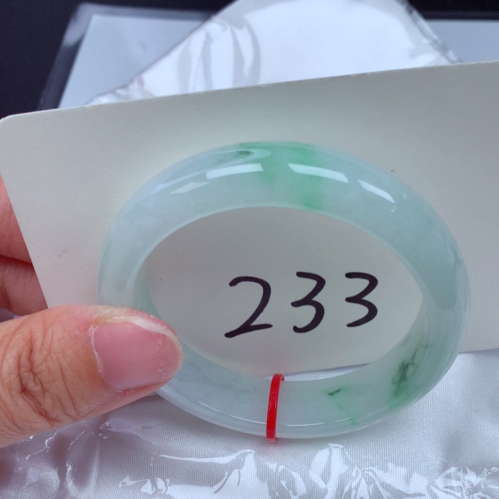 翡翠手镯未镶嵌翡翠