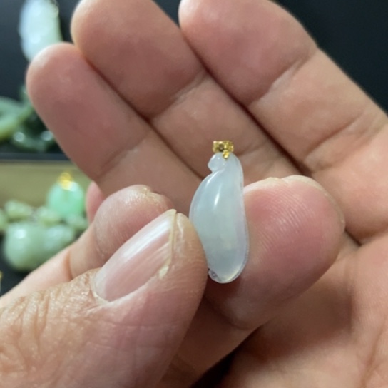 翡翠18K金镶嵌颈饰淡淡蓝紫色