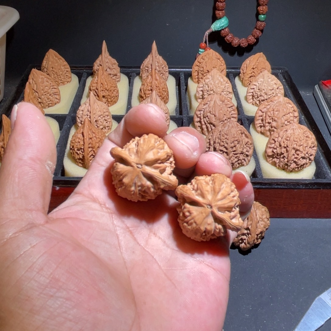 不***李文玩核桃吊坠吸血鬼