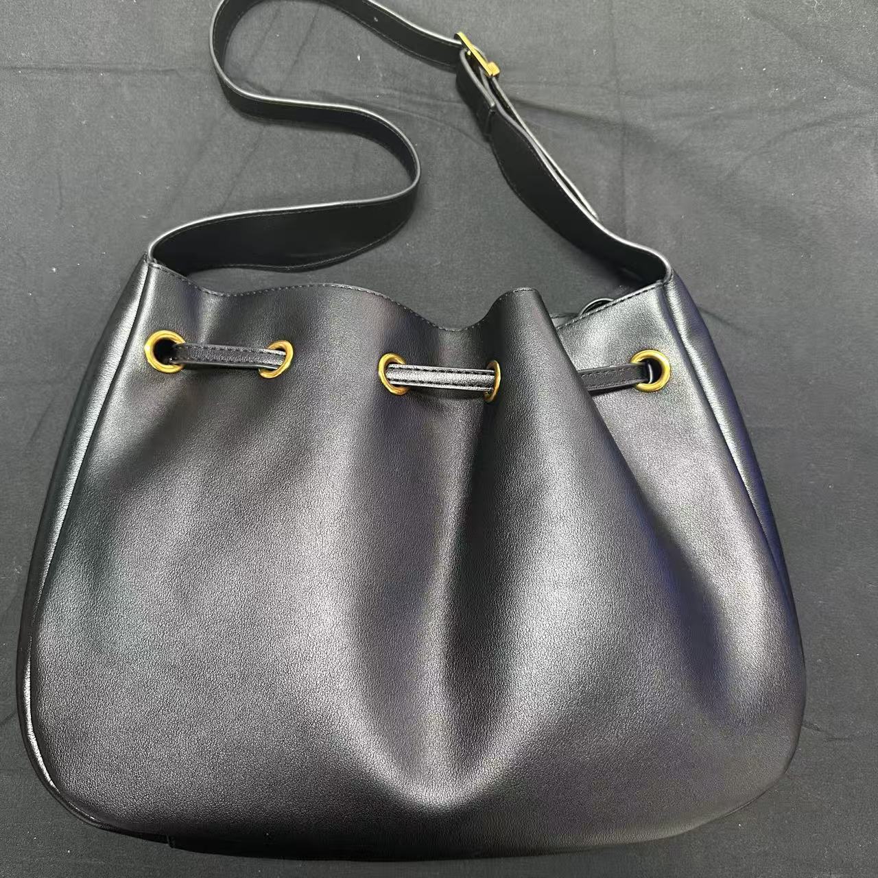 2025新款真皮女包抽绳福袋黑色