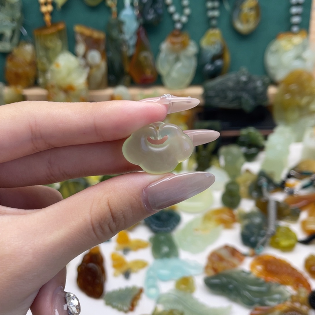 蛇纹石玉颈饰未镶嵌