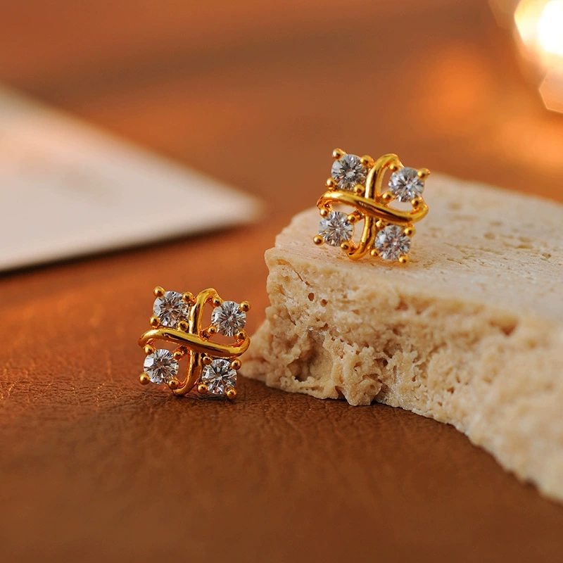 铜合金锆石耳饰 交叉四钻耳钉镀金女设计小众精致十字耳饰