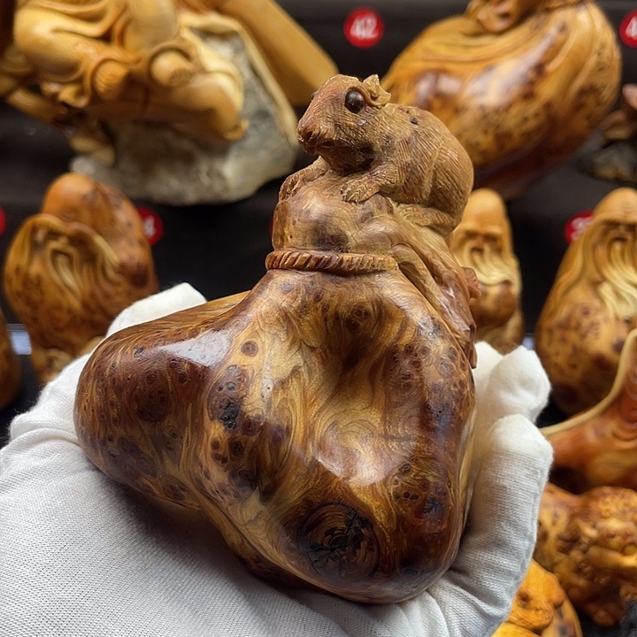 之***前柏木（崖柏）鼠手把件