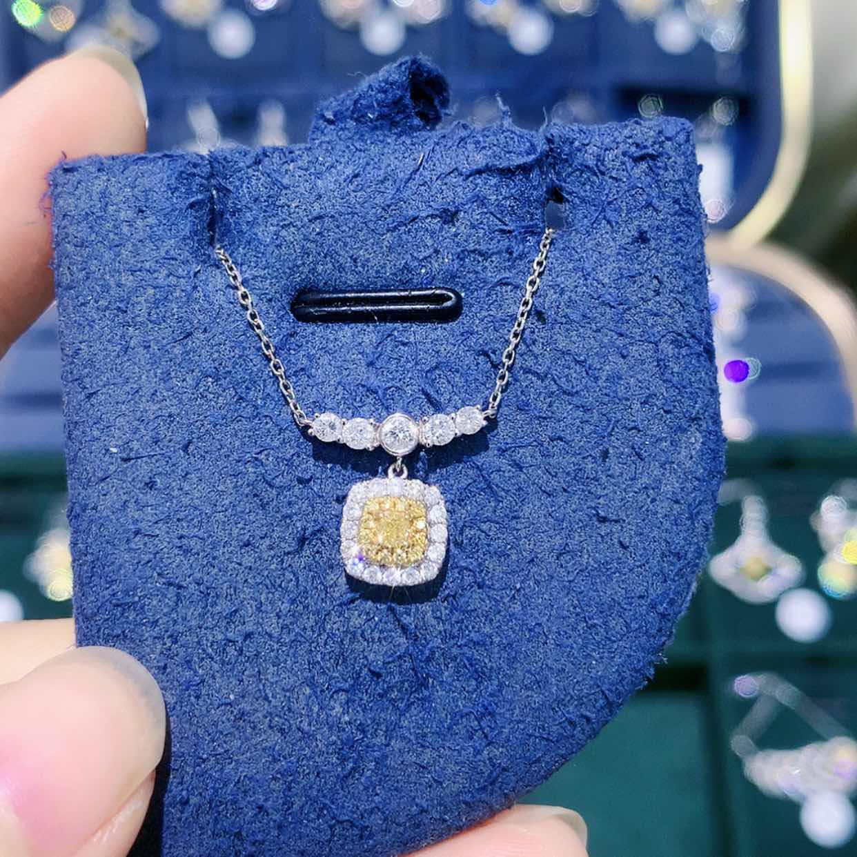【闪购商品】颈饰18K金镶嵌钻石