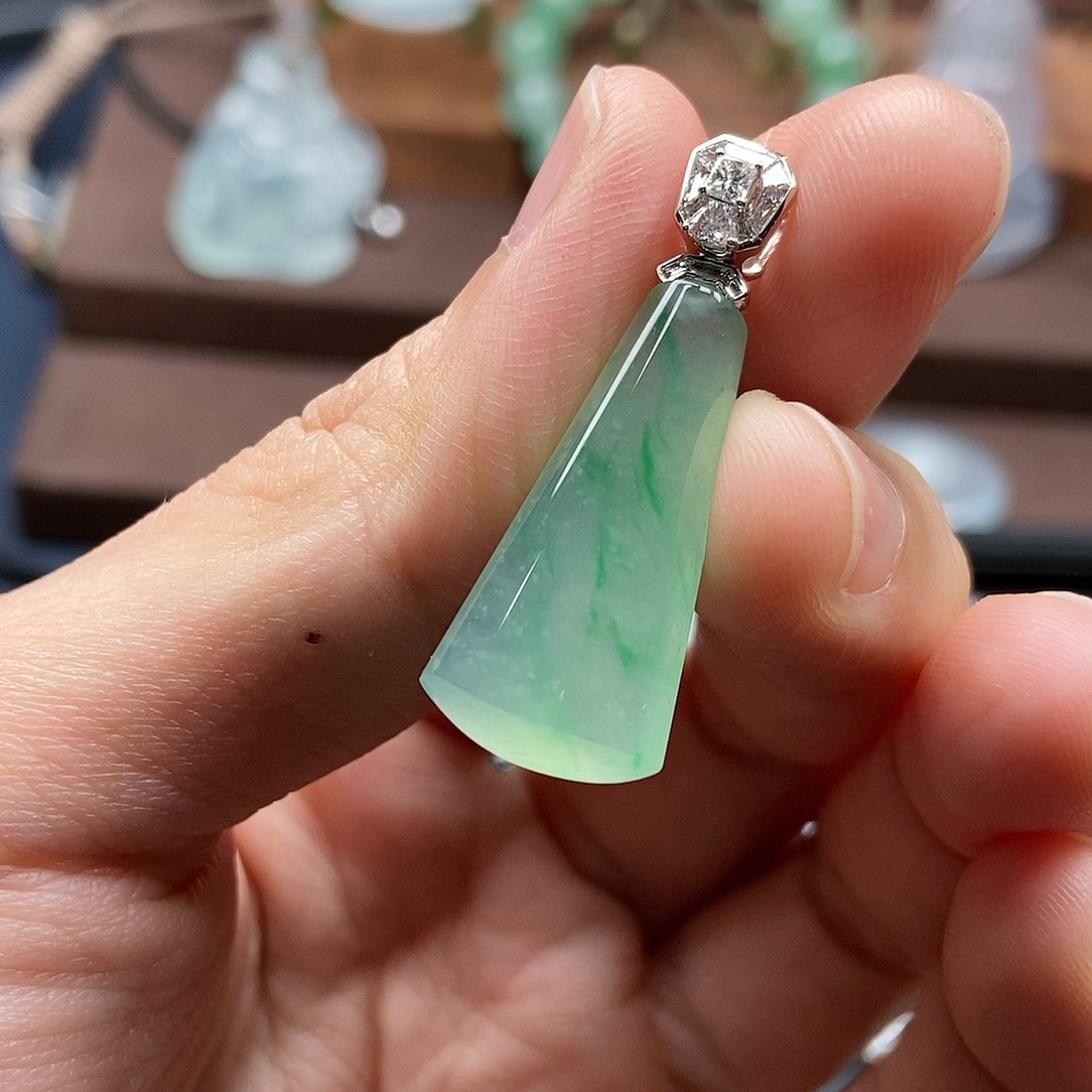 翡翠18K金镶嵌颈饰金丝正阳无事牌