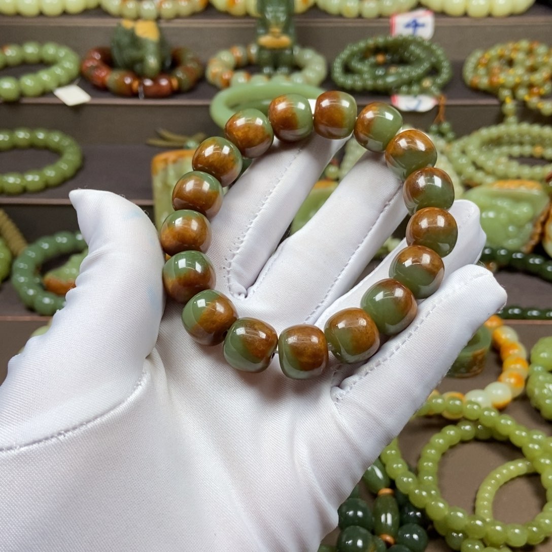 透闪石质玉手链未镶嵌一***袋