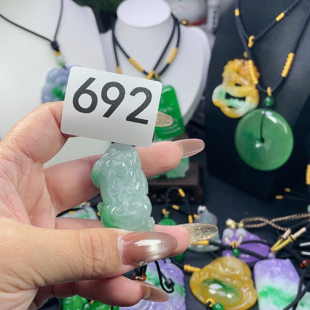 翡翠未镶嵌吊坠(赠链)