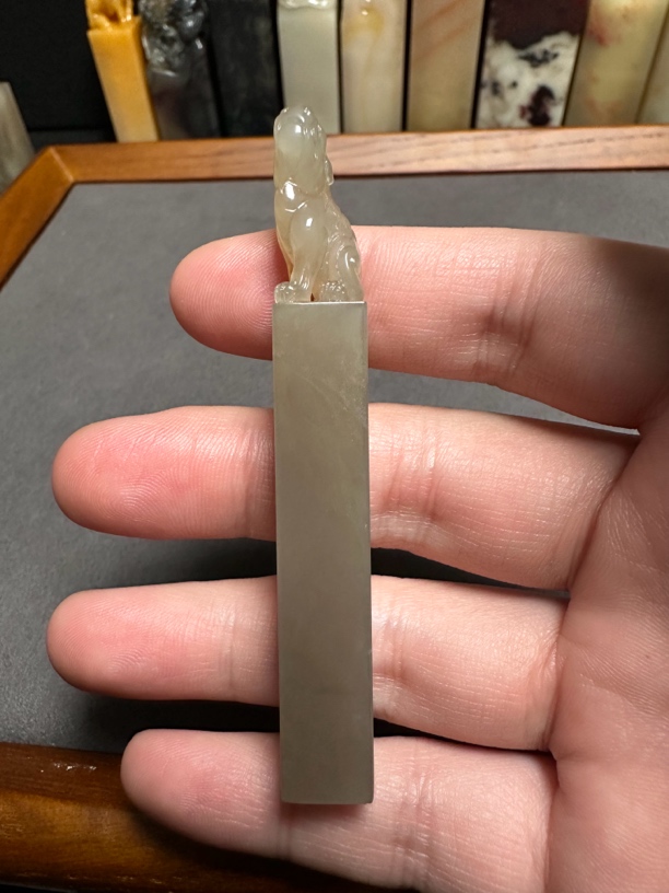巴林牛角冻，兽钮。1.0×7.8