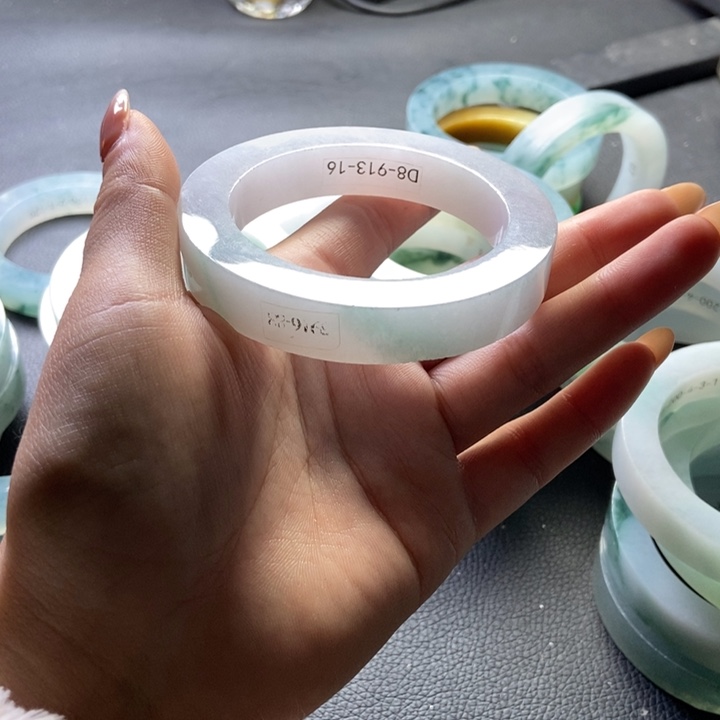 二***贝定制翡翠未镶嵌翡翠手镯