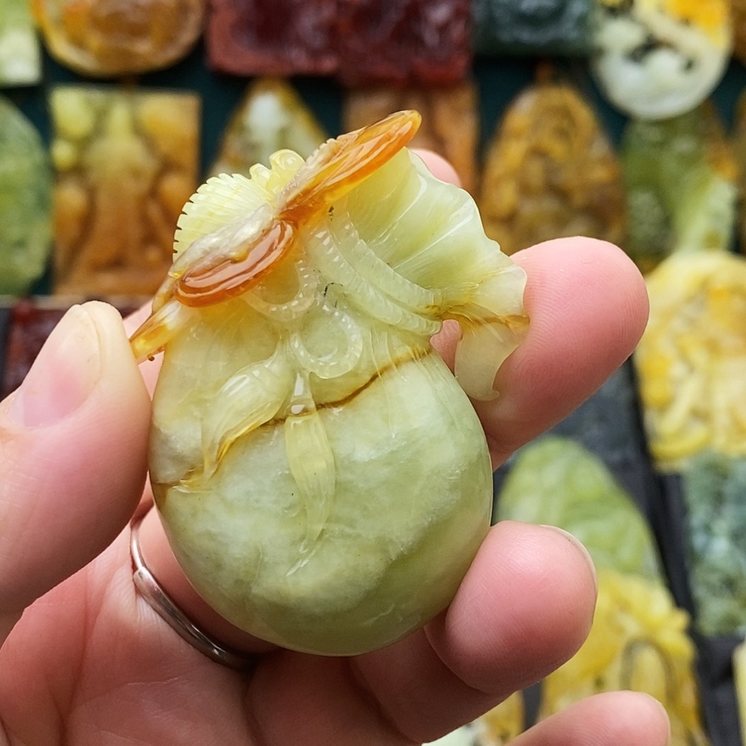 蛇纹石玉未镶嵌颈饰精品钱袋