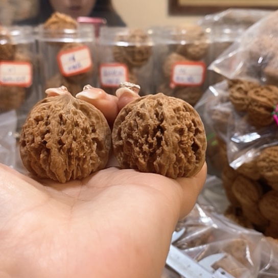 文玩核桃吊坠38边137狮子头尖有伤