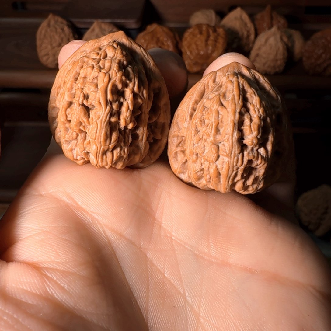 文玩核桃吊坠潇*、密纹红宝石33