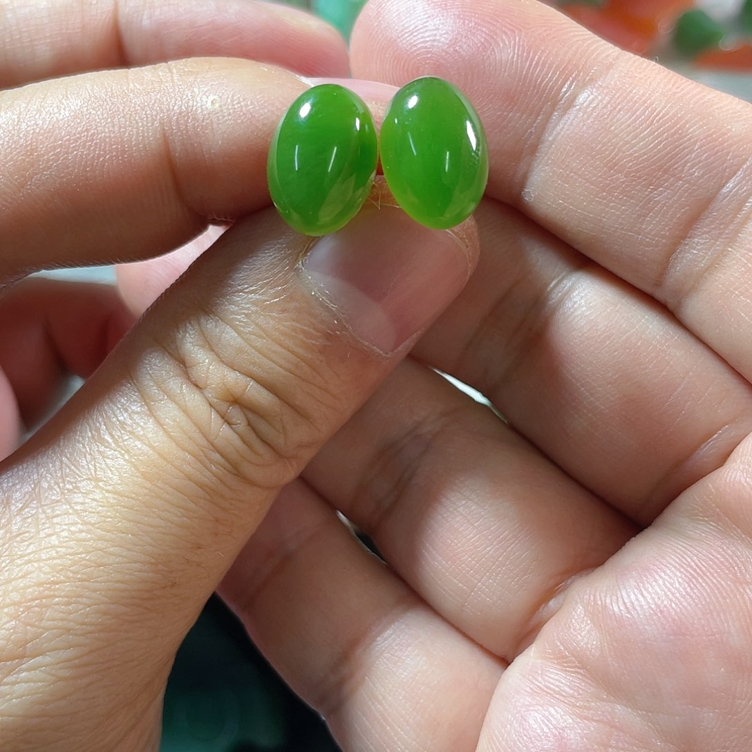 18K金镶嵌和田玉（碧玉）耳饰