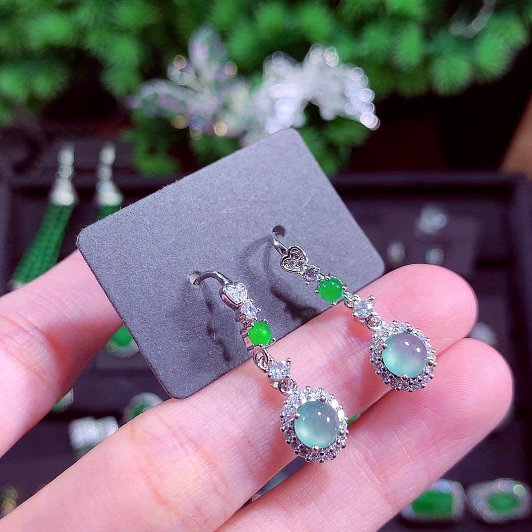 颈饰未镶嵌翡翠天然