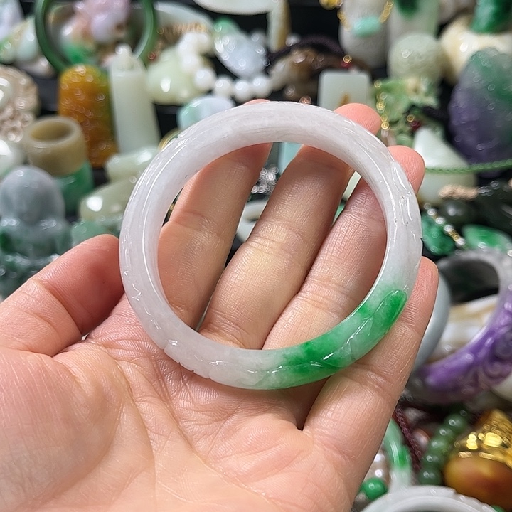 郝***八翡翠未镶嵌颈饰翡翠未镶嵌颈饰