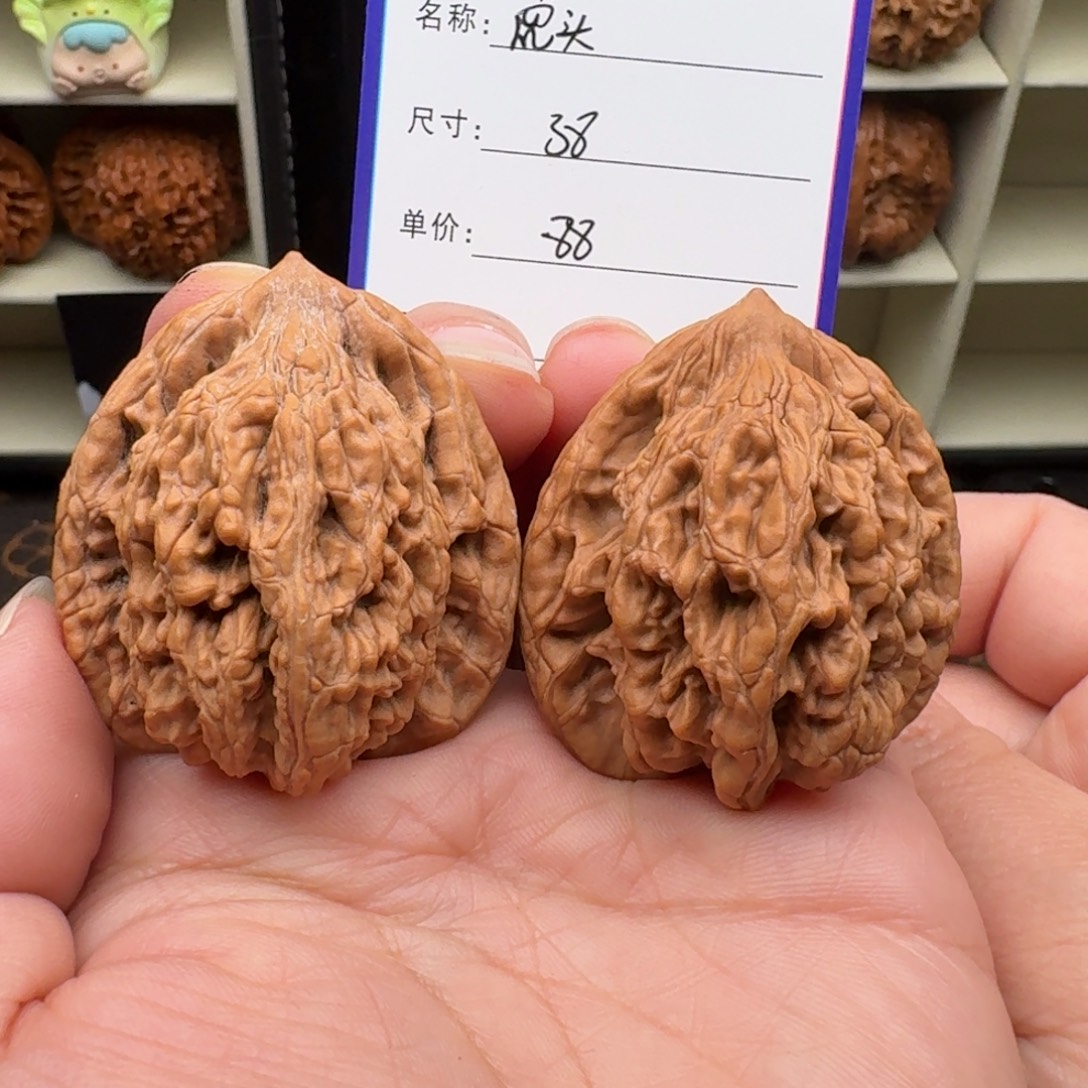文玩核桃吊坠虎头