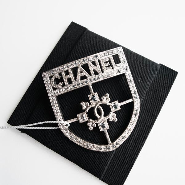 Chanel 闪钻盾牌胸针