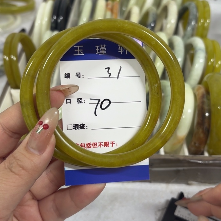 妍***i蛇纹石玉未镶嵌手镯