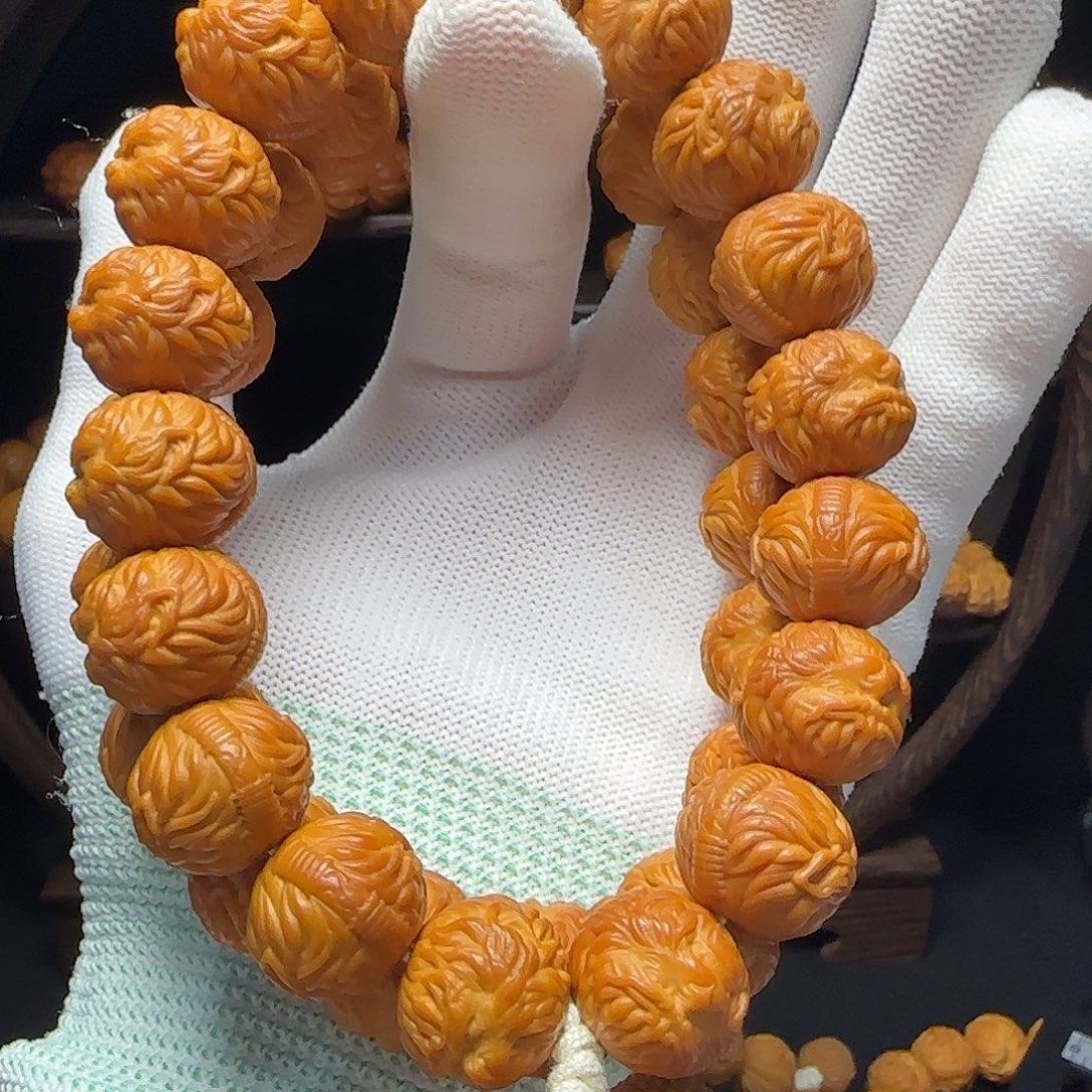 坐****吊坠猴头核桃猴头