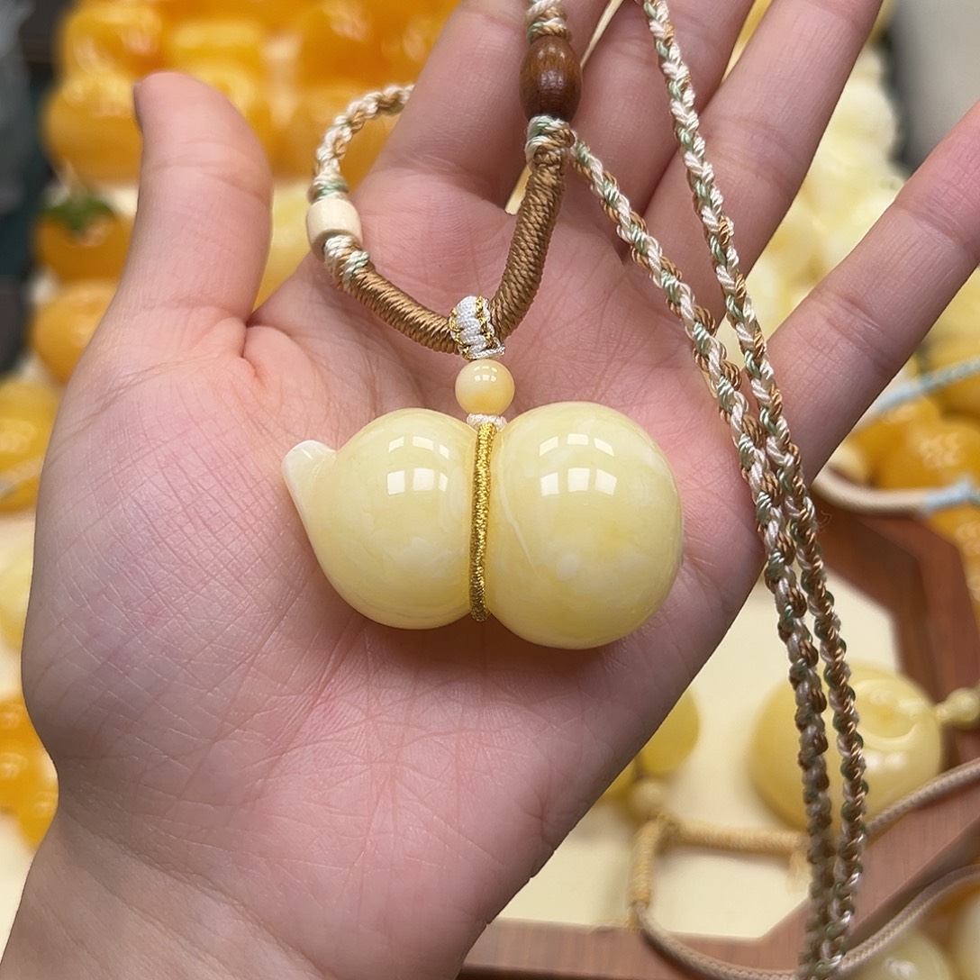 琥珀未镶嵌颈饰蜜蜡