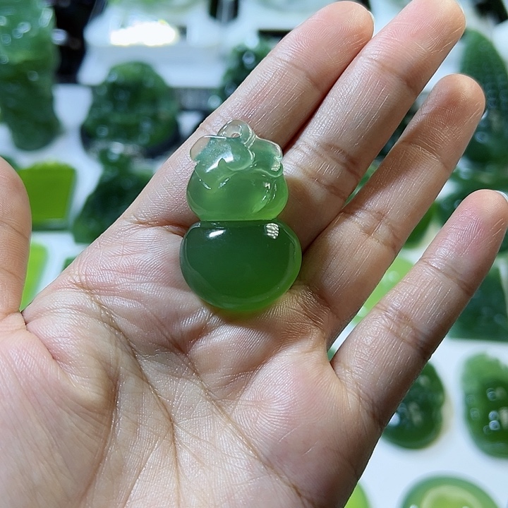 蛇纹石玉颈饰未镶嵌