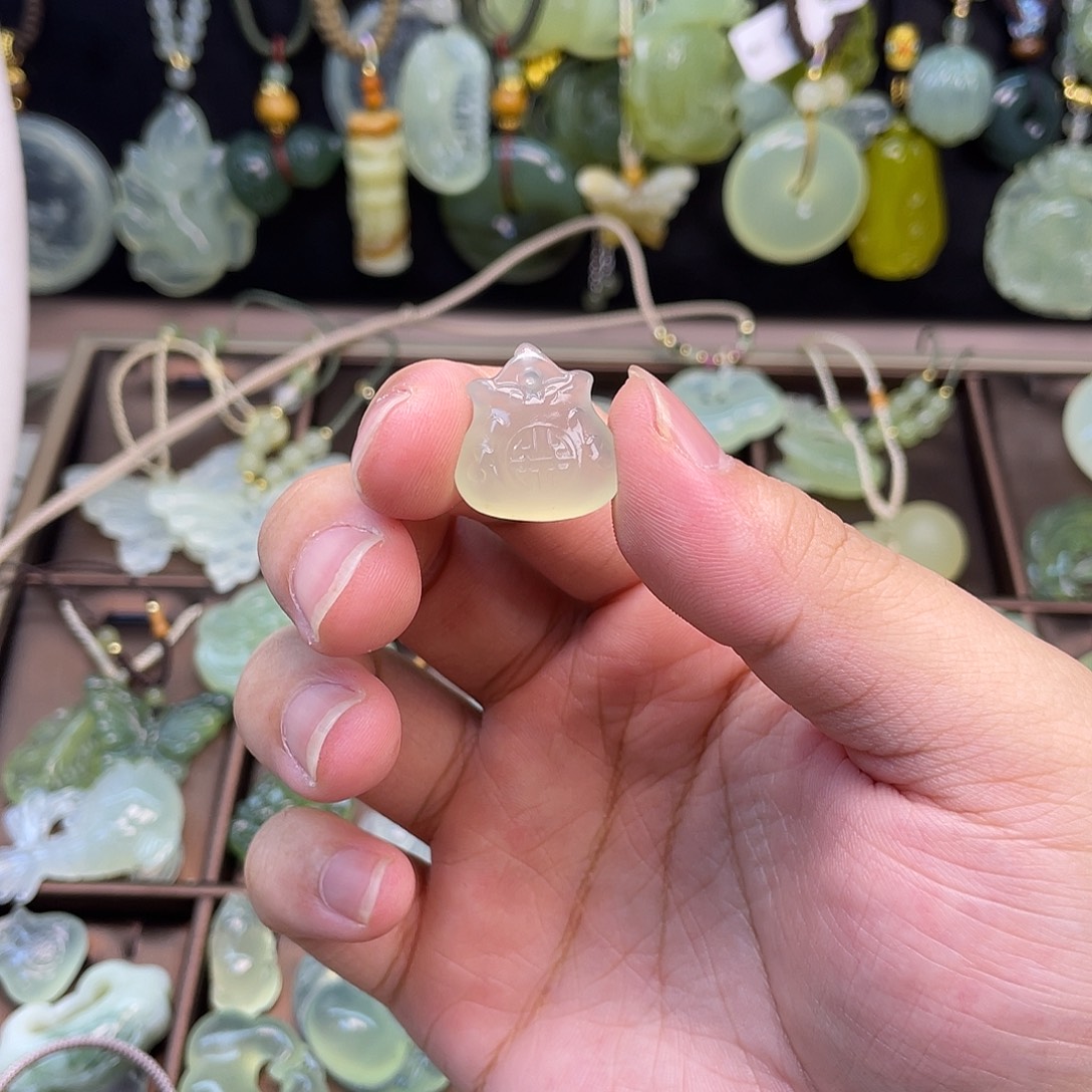 蛇纹石玉未镶嵌颈饰