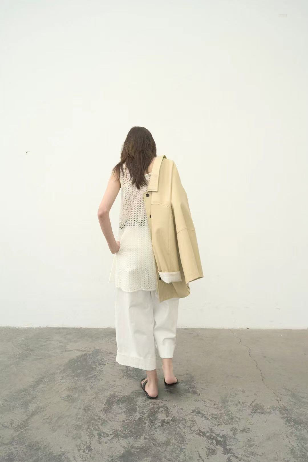 低饱和度米黄色蛋白皮外套