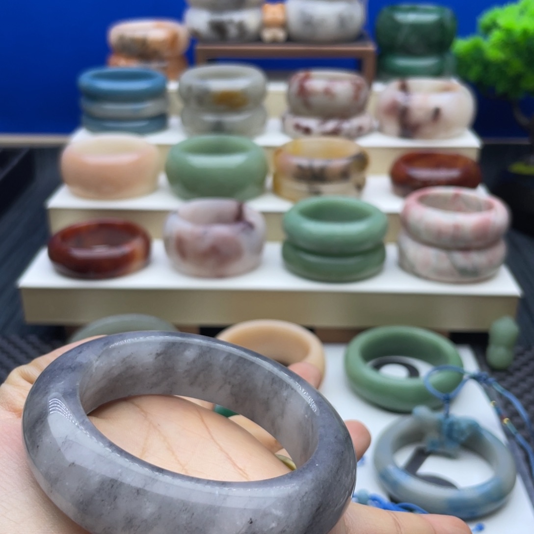 风***林石英质玉未镶嵌手镯