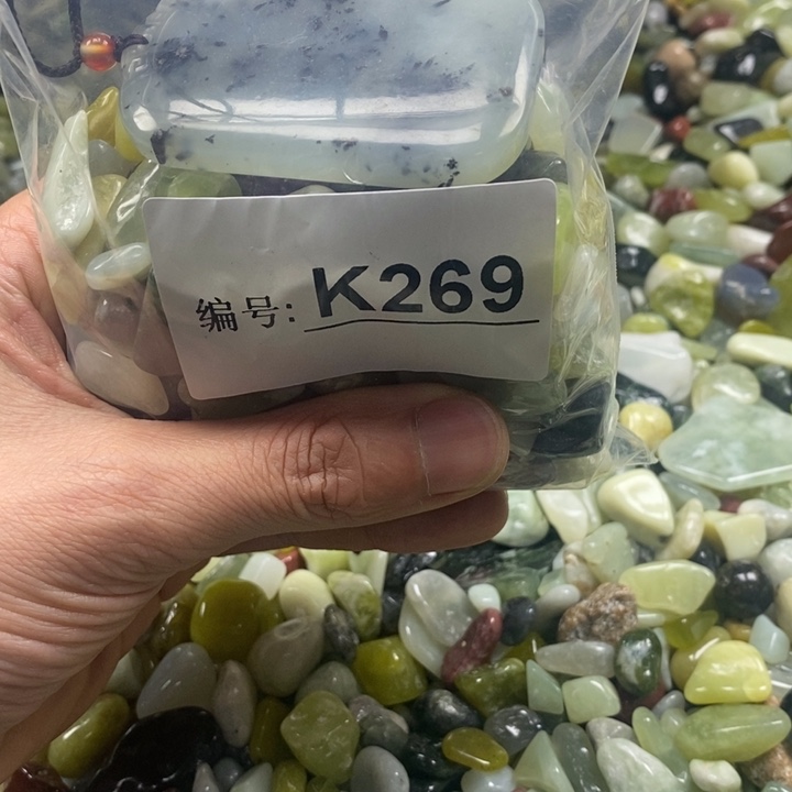 蛇纹石玉鱼缸石未镶嵌