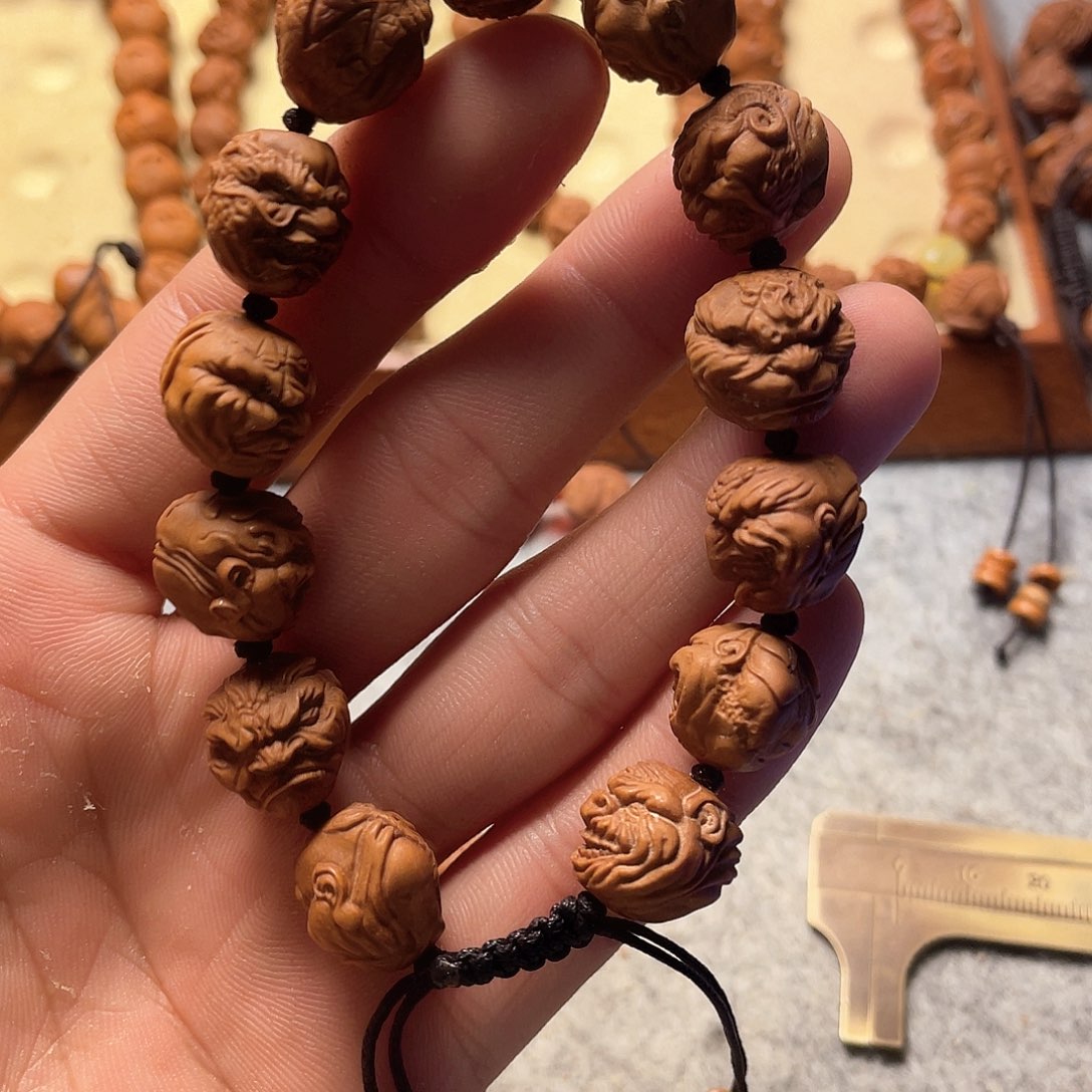 龙纹桃核雕刻十二生肖恶僧