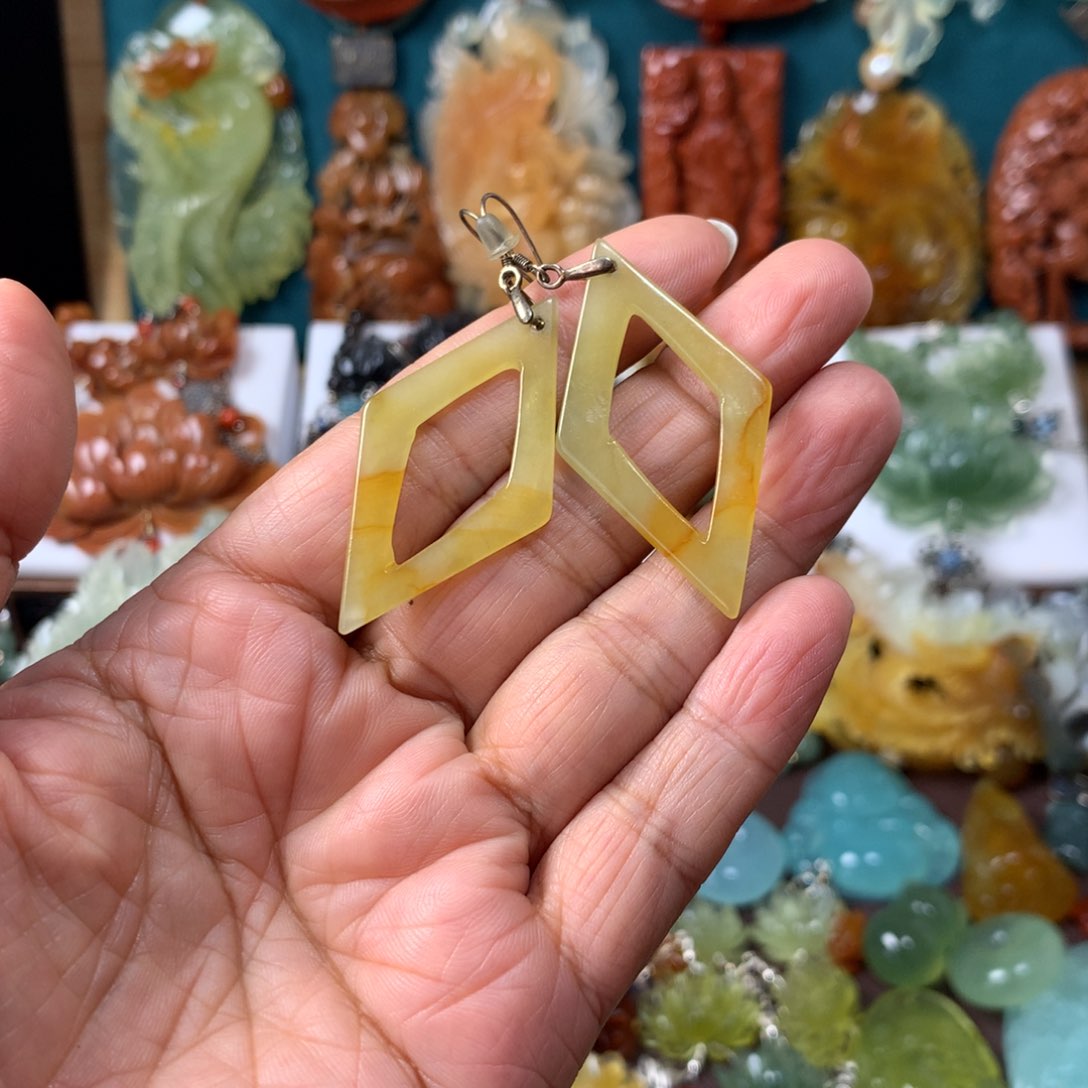 蛇纹石玉未镶嵌耳坠