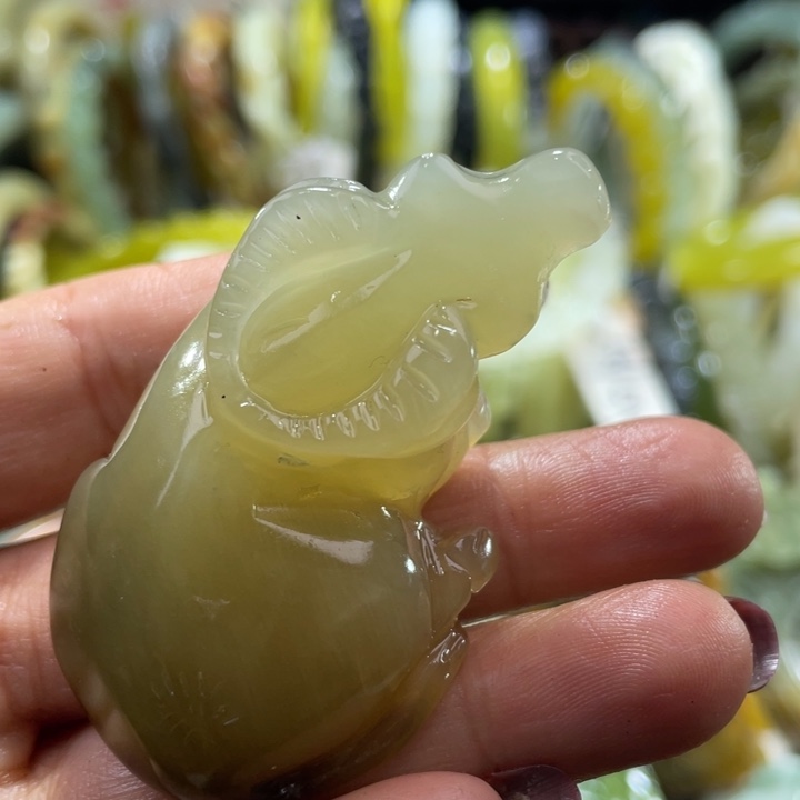 岫玉未镶嵌小手把牛