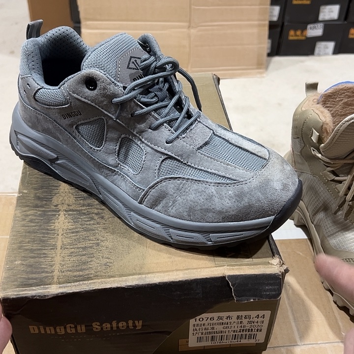 42码防砸防刺劳保鞋。