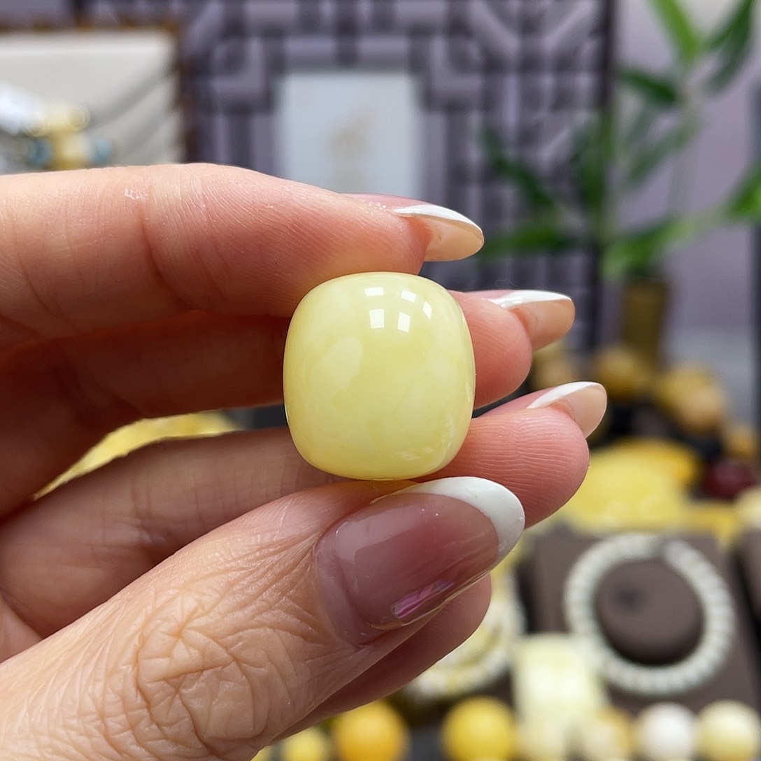 未镶嵌琥珀裸石15.7*16.9mm