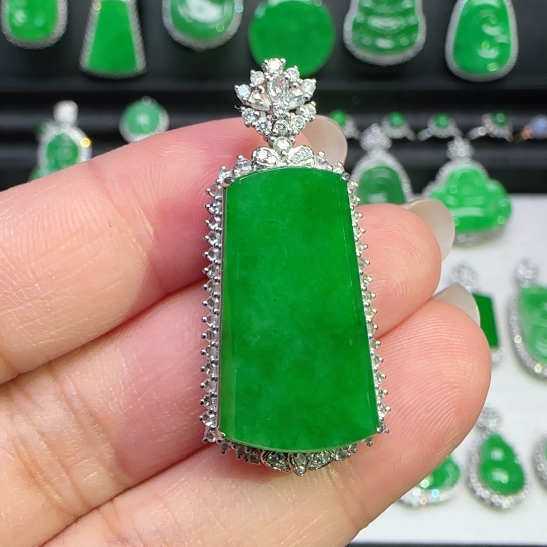 翡翠18K金镶嵌颈饰吊坠